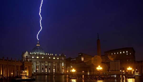 lightning-strikes-vatican (1)