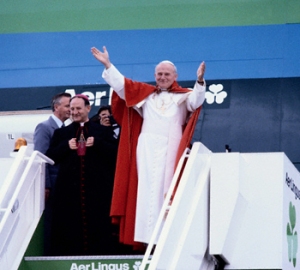 Juan Pablo II un papa con ganas de viajar y aparecer en público pero despreocupado de limpiar la Iglesia